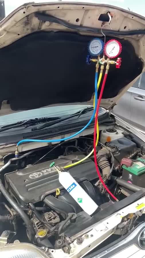 Vehicle air-conditioning regassing footage